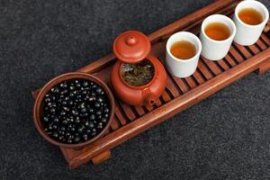 tradicional chino té ceremonia con negro grosella, Fruta té y sano alimento. foto sin gente. verano natural vitaminas y bayas