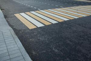 nuevo blanco y amarillo peatonal fundamento en el ciudad foto