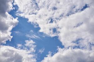 azul cielo con blanco mullido nube verano soleado día foto