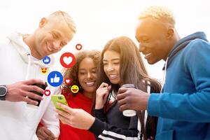 multiétnico grupo personas Adolescente amigos. afroamericano, asiático, caucásico estudiante gasto hora juntos multirracial amistad foto