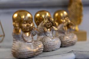 Tres sabio pequeño Buda figurilla en un fila, oír No demonio, ver No demonio, hablar No demonio, foto