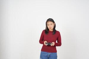 joven asiático mujer en rojo camiseta participación juego controlador, jugando juego aislado en blanco antecedentes foto