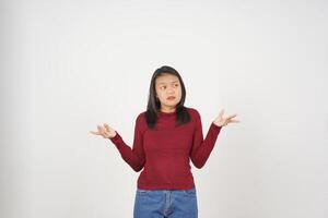 joven asiático mujer en rojo camiseta confuso yo no lo hagas saber gesto aislado en blanco antecedentes foto