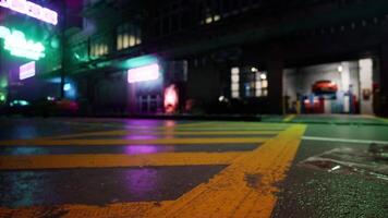 un ciudad calle a noche con un lote de luces video