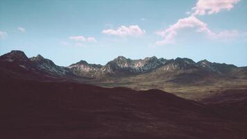 een majestueus berg reeks met toneel- wolken in de lucht video