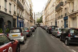 París, Francia 02 junio 2018 calles de el central distrito de el ciudad de París en el verano. transeúntes y turistas con cámaras caminar alrededor el ciudad. foto