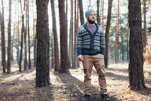 al aire libre retrato de hermoso barbado hombre . casual otoño Moda retrato foto