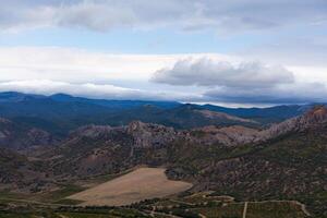 hermosa Valle en el montañas con viñedos foto