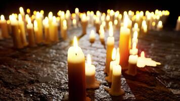 uma abundância do velas arranjado em uma mesa video