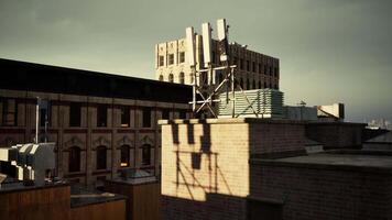 un' Visualizza di un' edificio a partire dal il tetto di un' edificio video