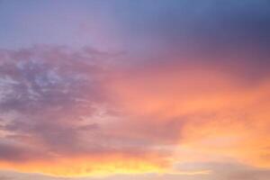 hermosa dramático nublado cielo puesta de sol antecedentes foto