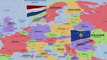 Kosovo y Países Bajos bandera ondulación con el mundo mapa, sin costura lazo en viento, 3d representación video