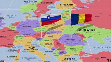 Eslovenia y Rumania bandera ondulación con el mundo mapa, sin costura lazo en viento, 3d representación video