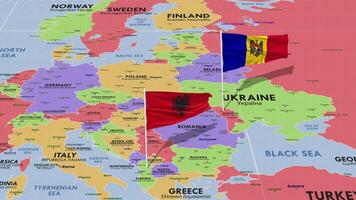 Albanie et Moldavie drapeau agitant avec le monde carte, sans couture boucle dans vent, 3d le rendu video