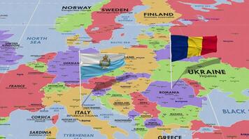 san marino y Rumania bandera ondulación con el mundo mapa, sin costura lazo en viento, 3d representación video