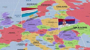lussemburgo e Serbia bandiera agitando con il mondo carta geografica, senza soluzione di continuità ciclo continuo nel vento, 3d interpretazione video