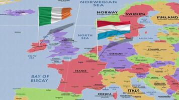 lussemburgo e Irlanda bandiera agitando con il mondo carta geografica, senza soluzione di continuità ciclo continuo nel vento, 3d interpretazione video