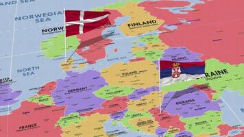 Serbie et Danemark drapeau agitant avec le monde carte, sans couture boucle dans vent, 3d le rendu video