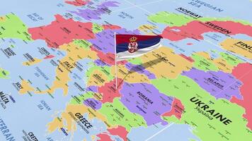 Serbia bandiera agitando nel vento, mondo carta geografica rotante in giro bandiera, senza soluzione di continuità ciclo continuo, 3d interpretazione video