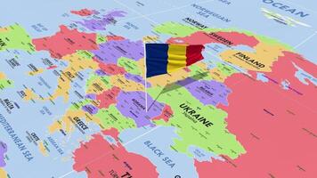 Romania bandiera agitando nel vento, mondo carta geografica rotante in giro bandiera, senza soluzione di continuità ciclo continuo, 3d interpretazione video