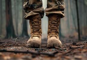 ai generado militar botas en el suelo en el bosque foto