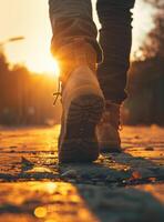 ai generado joven mujer caminando en calle a puesta de sol foto