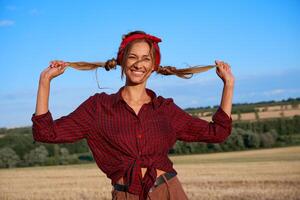 mujer granjero en pie tierras de cultivo sonriente hembra agrónomo especialista agricultura agronegocios contento positivo caucásico trabajador agrícola campo foto