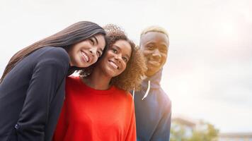 multi étnico amigos exterior. diverso grupo personas afro americano asiático gasto hora juntos foto