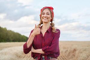 mujer granjero en pie tierras de cultivo sonriente hembra agrónomo especialista agricultura agronegocios contento positivo caucásico trabajador agrícola campo foto