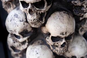 cráneo Víspera de Todos los Santos antecedentes muchos personas calaveras estar en parte superior de cada otro. místico Siniestro concepto. resumen pesadilla oculto monumento foto