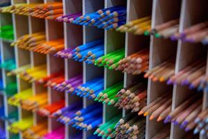 escaparate con de colores lapices para dibujo en el Tienda para artistas o papelería foto