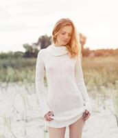 retrato de hermosa joven mujer vistiendo blanco suéter foto