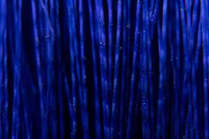 un textura consistente de oscuro azul en el plastico leña menuda foto