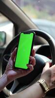 coche con teléfono, persona utilizando teléfono verde pantalla en coche video