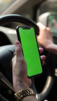 auto con Telefono, persona utilizzando Telefono verde schermo su auto video