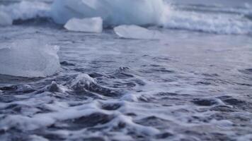 fusion glaciers. glacier de Islande. vagues dans le océan. video