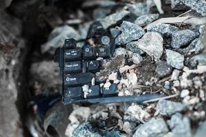 roto negro teclado en el basura foto