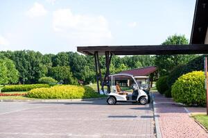 golf coche en pie estacionamiento golf club calentar verano día foto