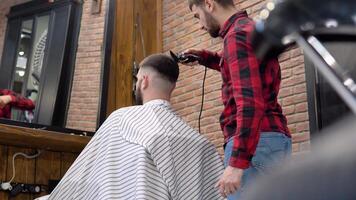 Alto qualidade cabeleireiro Serviços para homens dentro a barbearia. vertical vídeo video