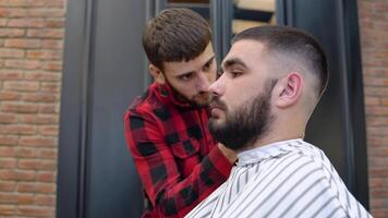Uomini barbiere. bellezza Servizi di il massimo qualità. caucasico uomini video