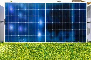 alternativa energía en el formar de solar paneles a proteger el ambiente en el tema de ecología foto