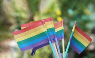 arco iris color banderas al aire libre antecedentes. concepto, lgbtq celebracion en orgullo mes, junio. símbolo de lgbt comunidad alrededor el soporte.mundial humano Derecha de género diversidad. foto