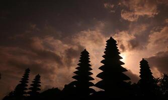 antecedentes de el silencio de nyepi día con el templo a puesta de sol foto