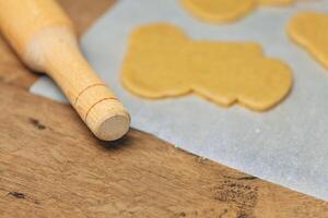 el proceso de hornear galletas en casa foto