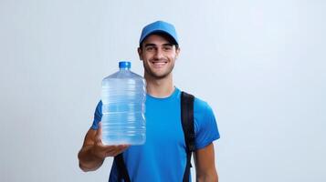 ai generado sonriente hombre en azul uniforme participación grande agua botella. ligero fondo. bandera con Copiar espacio. concepto de agua entrega, hidratación servicio, Bebiendo suministrar, y refresco. foto