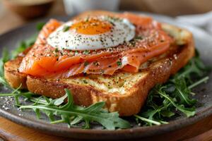 ai generado tostado un pan coronado con ahumado salmón, escalfado huevo y Rúcula. concepto de gastrónomo desayuno, sano comiendo, desayuno tardío plato, y multa comida foto