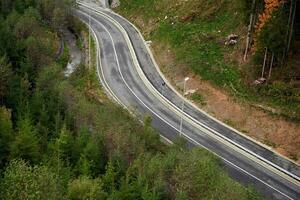 montaña la carretera aéreo ver de la carretera mediante bosque foto