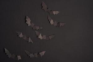 Víspera de Todos los Santos decoración concepto negro papel murciélagos negro cartulina antecedentes foto