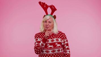 disgustado mayor Navidad antiguo mujer gesticulando manos con disgusto, culpar regaño para fracaso video