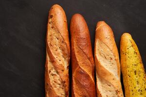 Tres crujiente francés baguettes mentira en un antiguo de madera mesa con gratis espacio para texto foto